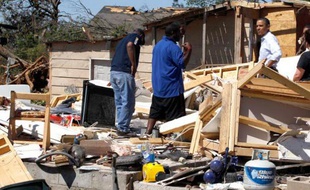 Barack Obama, le 29 avril 2011 dans l'Alabama, ravagé par des tornades.
