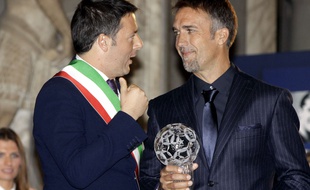 Gabriel Batistuta en compagnie du maire de Florence, Matteo Renzi, durant une cérémonie en son honneur le 2 décembre 2013.