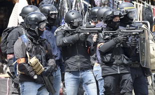 Des policiers pointent leurs armes de défense sur des manifestants lors de l'acte 26 des «gilets jaunes» le 12 mai à Nantes.