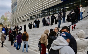 La longue file d'attente pour se faire dépister à l'IHU de Marseille.