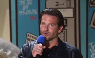 Bradley Cooper et son MTV Movie award à Los Angeles le 12 avril 2015