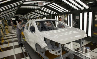 Une chaîne de production de PSA Peugeot Citroen à Mulhouse, le 29 avril 2015