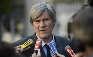 Le ministre de l'Agriculture Stephane Le Foll s'adresse aux journalistes après une réunion le 26 septembre 2014 avec la filière fruits et légumes à Paris