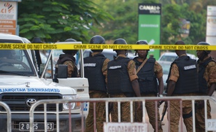 Les forces de police sécurisent le site à Ouagadougou, au Burkina Faso, où un attentat a eu lieu dimanche 13 août 2017.