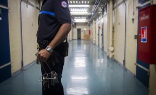 Un gardien dans un couloir de la prison de la Santé le 25 juillet 2014 à Paris