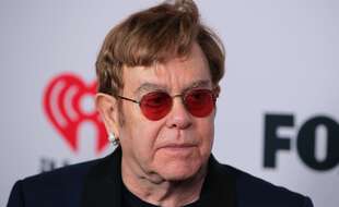 Le chanteur Elton John.