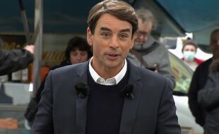 Julian Bugier garde le sourire malgré l'embarras