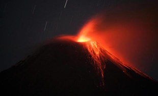 Le ralentissement du réchauffement climatique constaté depuis une quinzaine d'années est lié en partie à l'activité volcanique, assure une étude publiée dimanche dans la revue Nature Geoscience.