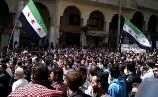 Des dizaines de milliers de Syriens ont manifesté vendredi à travers le pays pour tester l'engagement du régime à respecter le plan de paix international, mais le cessez-le-feu déjà précaire a été de nouveau menacé par la mort de huit personnes dans des violences