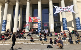 L'agora, chaque début d'après-midi, est un moment fort du théâtre Graslin occupé.