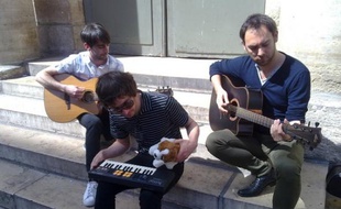 Pony Pony Run Run en session acoustique le 28 Avril 2010 rue Caumartin