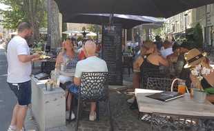 Une terrasse dans le centre-ville d'Avignon