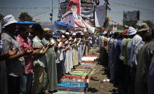 Des milliers de manifestants partisans du président islamiste déchu Mohamed Morsi célébraient jeudi au Caire l'Aïd el-Fitr, la fête de la fin du ramadan, défiant un appel du gouvernement intérimaire à se disperser au plus vite.