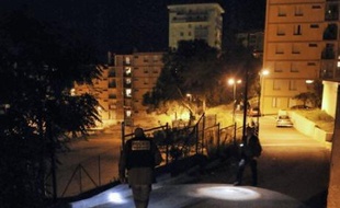 Trois adolescents d'origine maghrébine ont été blessés, dont un sérieusement à la tête, au fusil de chasse vendredi vers 22h30 dans un quartier populaire sur les hauteurs d'Ajaccio, dans ce qui apparaît comme une agression raciste, a-t-on appris de source judiciaire.