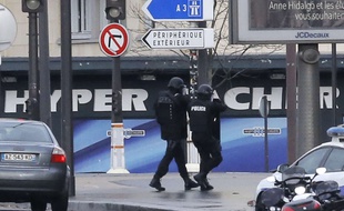 Des policiers devant l'Hyper Cacher de la porte de Vincennes, le 9 janvier 2015.