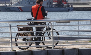Un cycliste au port du Havre, point d'arrivée de cette future véloroute Paris-Le Havre.