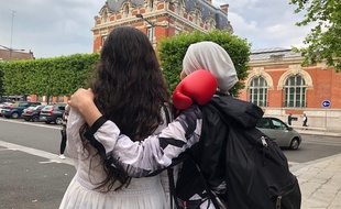 Assma (à droite) rêve toujours de faire de la boxe.