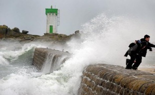 La moitié nord de la France se prépare à affronter une forte tempête arrivant lundi soir par l'Ouest, les autorités multipliant les mesures de précaution comme l'interdiction du trafic aérien en Ile-de-France.