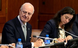 L'émissaire de l'ONU pour la Syrie Staffan de Mistura (g), le 13 janvier 2016 à Genève