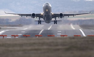 Un avion Airbus de la compagnie aérienne Qatar Airways décolle depuis l'aéroport de Vienne, le 28 février 2020.