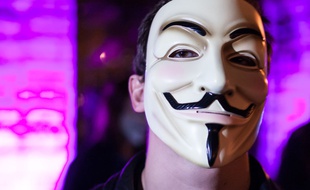 Illustration: un homme porte un masque des Anonymous à Londres en novembre 2013.