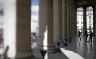 La Bourse de Paris a ouvert en hausse mercredi (+0,30%), soutenue par la progression de Wall Street la veille, dans un marché qui reste préoccupé par la crise en zone euro, en particulier la situation délicate de l'Espagne et l'Italie.