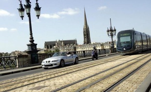Le tramway de Bordeaux, qui fête ses dix ans samedi, a été le premier à fonctionner, dans son centre historique, grâce à un système d'alimentation par le sol (APS), donc sans câbles aériens.