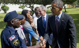 Le président américain Barack Obama et son prédécesseur George W. Bush ont rendu hommage ensemble mardi à Dar es Salaam aux 11 victimes tuées en 1998 dans l'attentat à la bombe contre l'ambassade des Etats-Unis en Tanzanie.