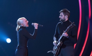 Emilie Satt et
Jean-Karl Lucas, du groupe Madame Monsieur, sur la scène de Destination Eurovision sur France 2.