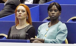 Mais pour la première fois, elle a accepté d'être l'ambassadrice d'une association "La France des talents et des couleurs", avec, comme signe d'engagement, un discret écusson: "Ambassadeur de la lutte contre le racisme, la violence et les discriminations".