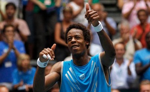 Le Français Gaël Monfils, lors d'un match de Coupe Davis face à David Ferrer en Coupe Davis le 9 juillet 2010.