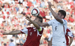 Olivier Giroud et Lorik Cana au duel lors d'Albanie-France (1-0), le 13 juin 2015.