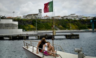 Des enfants sur un bateau de pêche dans le port de Rabo de Peixe, le 6 juin 2015