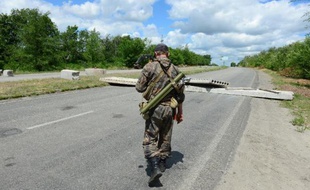 Un soldat séparatiste pro russe à Lougansk en Ukraine, le 28 juin 2014