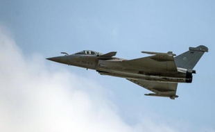 L'avion de combat Rafale conçu par Dassault au-dessus de Cazaux, dans l'ouest de la France, le 21 juin 2014