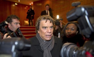 L'homme d'affaires Bernard Tapie, allié à la famille Hersant, va mettre la main sur les titres restants du Groupe Hersant Médias (GHM), dont La Provence et Nice Matin, son offre ayant été retenue par les banques créancières du groupe, selon une source proche du dossier.