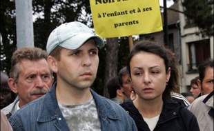 Ivan, un enfant russe sans-papiers, était toujours dans le coma vendredi à Amiens après sa chute accidentelle lors d'une tentative d'interpellation de ses parents, qui fait l'objet d'une enquête interne de la police, alors qu'une marche silencieuse s'est déroulée à Amiens.