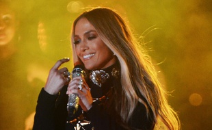 La chanteuse Jennifer Lopez sur scène à New York.