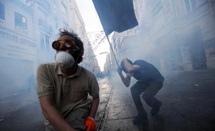 Des manifestants ont défilé vendredi 31 mai 2013 à Istanbul pour protester contre le gouvernement turc.