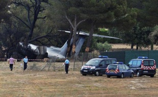 Les trois membres américains de l'équipage d'un jet biréacteur, seuls à bord, sont décédés dans le crash de leur avion en bout de piste de l'aérodrome du Castellet (Var) vendredi après-midi, selon la préfecture du département.