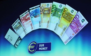 Dix ans après l'arrivée des premiers billets de banque en euros, la Banque centrale européenne (BCE) a annoncé jeudi le lancement progressif de nouvelles coupures à partir de 2013 qui les remplaceront peu à peu.