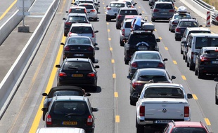 Un bouchon sur l'autoroute. Illustration