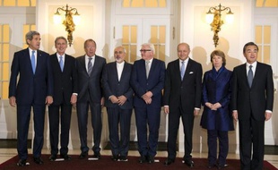 John Kerry, Philip Hammond, Serguei Lavrov, Mohammad Javad Zarif, Frank-Walter Steinmeier, Laurent Fabius, Catherine Ashton et Wang Yi posent pour la photo de famille lors des négociations à Vienne, le 24 novembre 2014