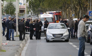 Des policiers et des pompiers sur les lieux où un policier a été gravement blessé à la tête, le 5 octobre 2015 à Saint-Ouen