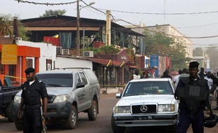 Des policiers se tiennent aux abords du restaurant La Terrasse à Bamako, le 7 mars 2015 au lendemain d'une attaque qui a fait au moins 5 morts dont un Français