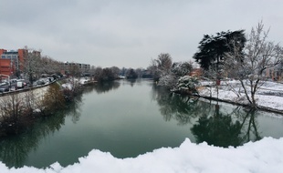Vue sur la Garonne, jour de neige à Toulouse le 8 février 2018.