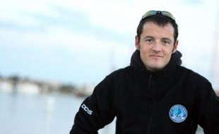 Christopher Pratt, 29 ans, benjamin des skippeurs de la classe IMOCA, s'apprête à participer "sans stress" à sa première Route du Rhum à la barre de DCNS 1000, grâce aux conseils avisés de Marc Thiercelin, son parrain depuis bientôt trois ans.