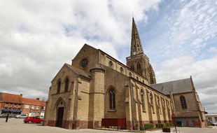 L'église de Bollezeele, dans le Nord, où officiait le prêtre avant d'être arrêté en 2012.