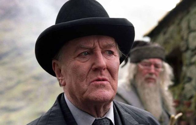 Il sera en réalité le ministre de la Magie, incarné au cinéma par Robert Hardy, décédé en 2017.