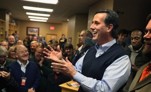 Dans un petit café du centre de Sioux City (Iowa, centre), une centaine de personnes se pressent autour de Rick Santorum, le candidat républicain à la Maison Blanche et chrétien conservateur. Un pasteur prend la parole, la réunion électorale commence par une prière.